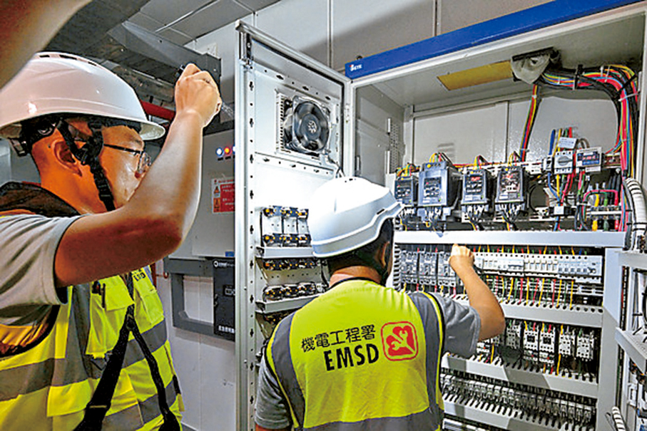 ●機電署人員日前在模擬停電的演練中緊急維修電力系統。 政府新聞網圖片