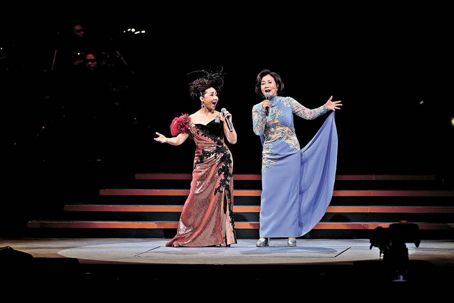 ●汪明荃（右）早前擔任張德蘭紅館演唱會嘉賓。 資料圖片