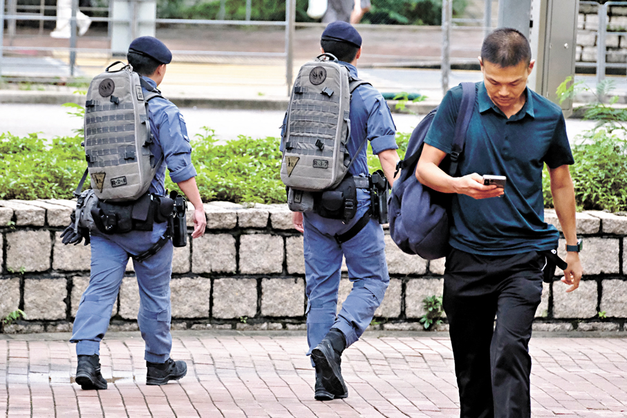 ●警員在法院外戒備。香港文匯報記者涂穴  攝
