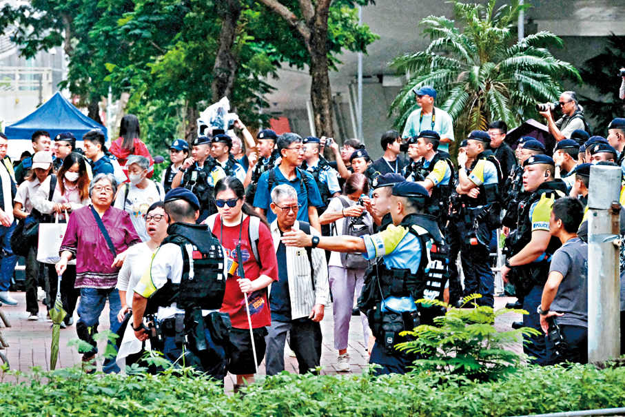 ●警員昨日在西九龍法院外的採訪區附近維持秩序。香港文匯報記者涂穴  攝
