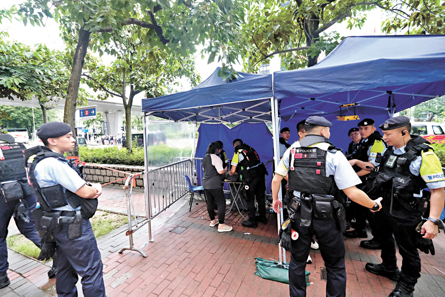 ●警方在西九龍法院附近設立執勤據點。香港文匯報記者涂穴  攝
