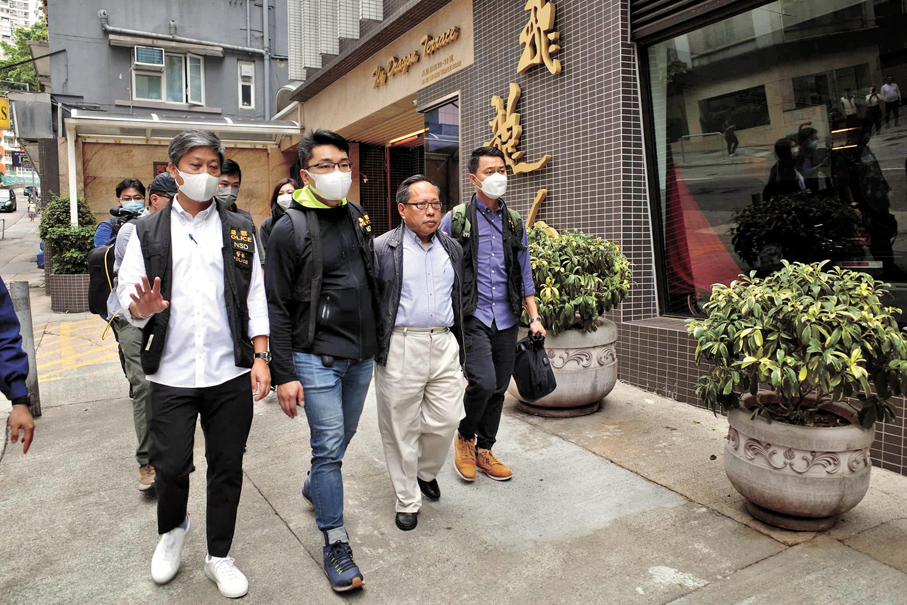 ●圖為何俊仁2023年在天后飛龍台住所被捕。 資料圖片
