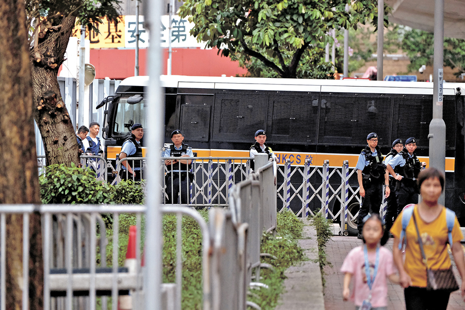 ●囚車昨日進出西九龍法院。 香港文匯報記者涂穴  攝