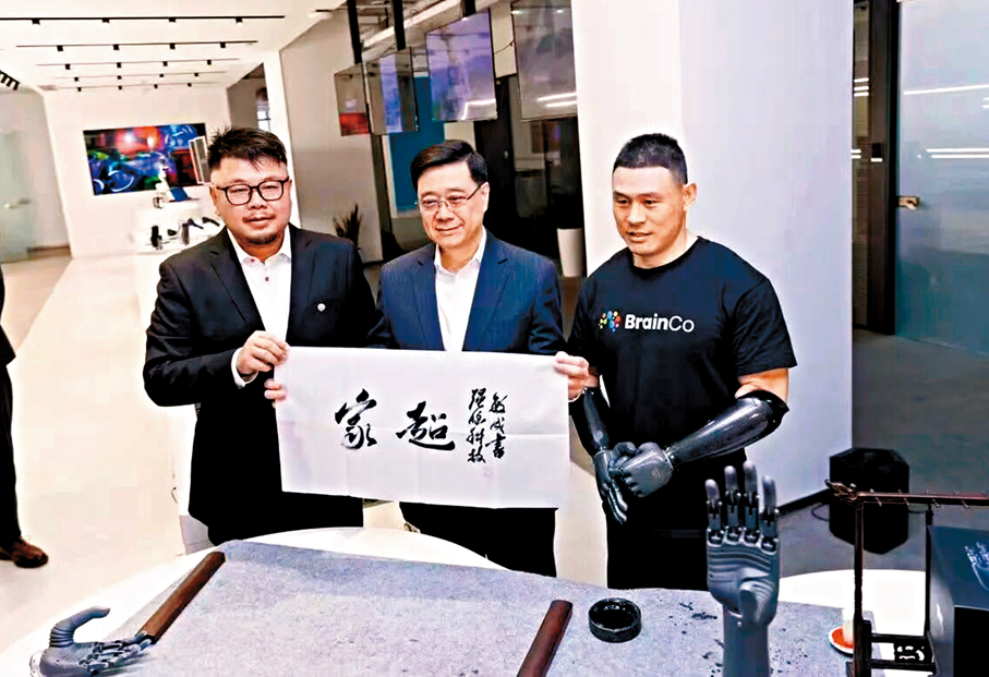 ●去年4月，香港特別行政區行政長官李家超率團訪問浙江期間專程到訪強腦科技。   資料圖片