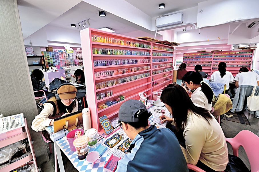 ●財政金融協同促內需政策優化完善，消費者用信用卡分期消費可享貼息優惠。圖為早前，人們在西安「拼了個豆」專項拼豆店玩拼豆。 資料圖片