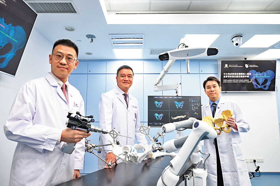 ●左起：黃文揚、容樹恒、中大醫學院矯形外科及創傷學系助理教授徐振星。中大供圖