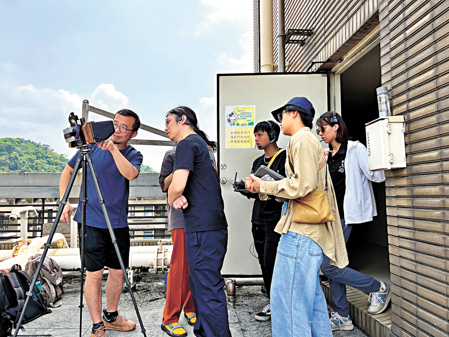 ●導演袁建滔與團隊溝通拍攝。    電影方供圖