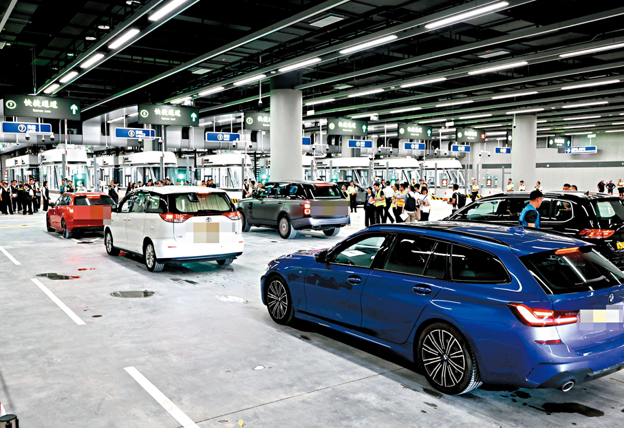 ●私家車駛入新皇崗口岸聯檢大樓，前後約10分鐘完成測試。香港文匯報記者黃艾力 攝
