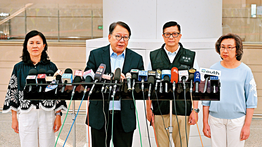 ●政務司司長陳國基（左二）視察新皇崗口岸首次與深圳相關單位合作舉行人流車流壓力測試。政府新聞處圖片