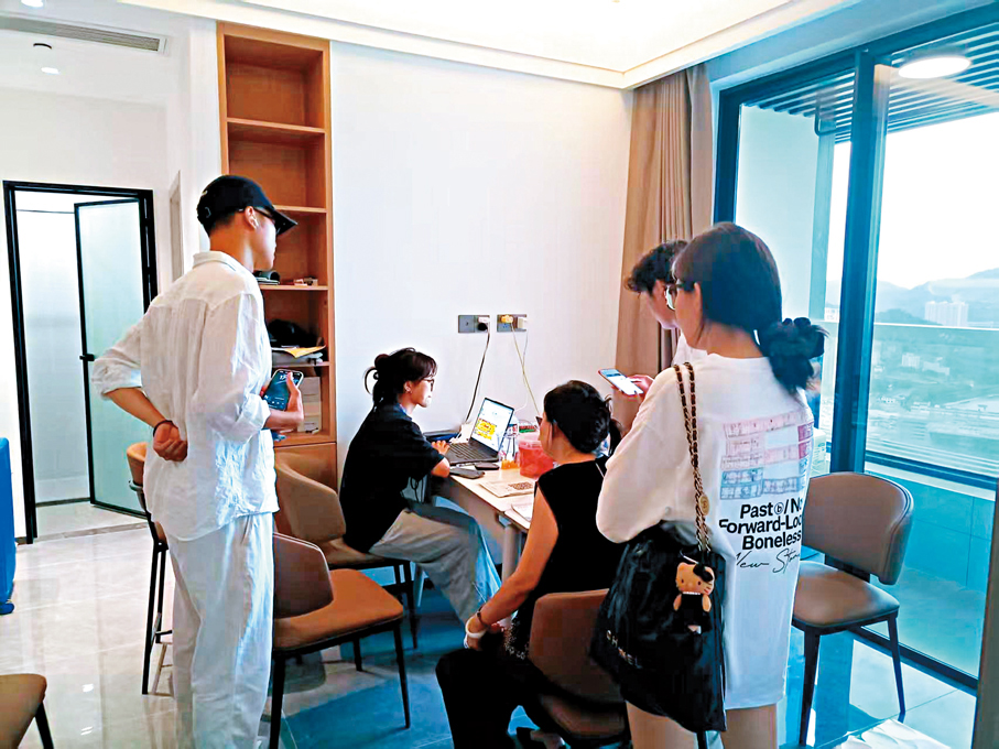 ●內地家長前來諮詢和租住深港青年公寓。香港文匯報記者李昌鴻 攝