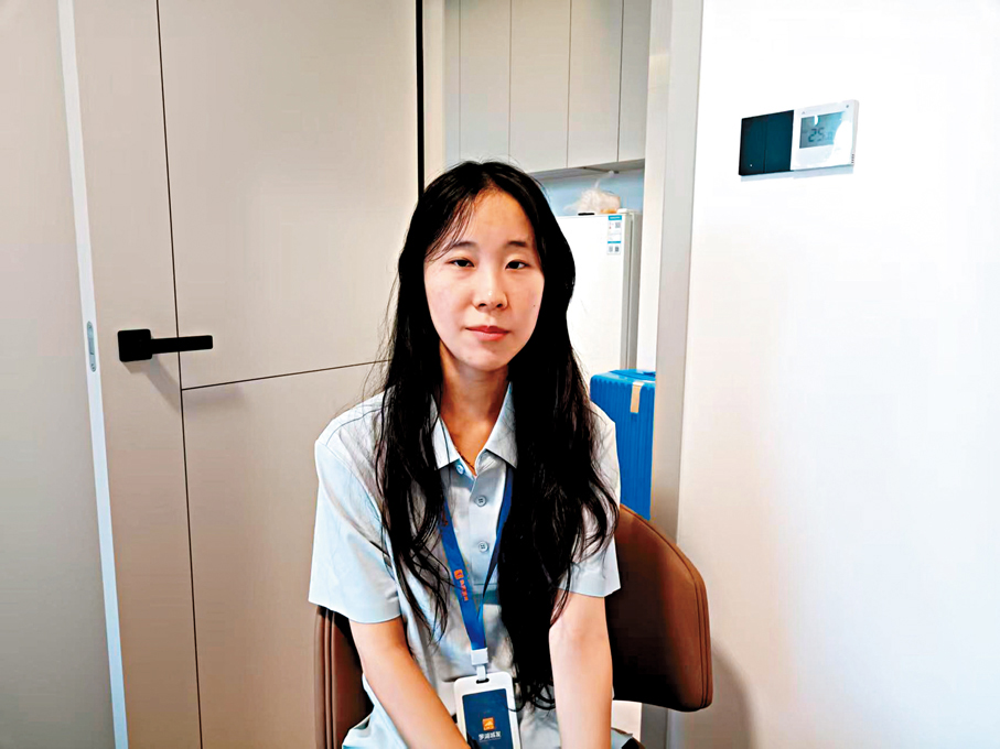 ●深港青年公寓物業管理員黃曉彤表示，公寓三百多套單間和一房被內地許多家長一搶而空，作為孩子香港高校就讀之用。香港文匯報記者李昌鴻 攝
