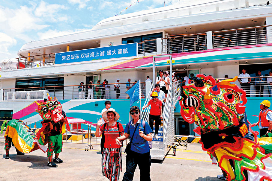 ●深圳蛇口首發團旅客抵達廣州南沙，受到熱烈歡迎。香港文匯報記者郭若溪  攝