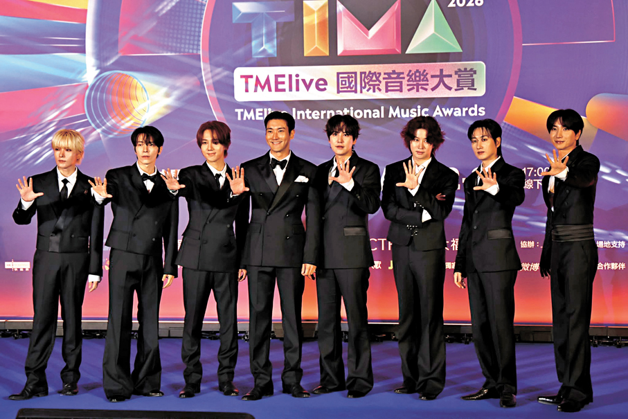 ●Super Junior展示經典手勢打招呼。香港文匯報記者孫嘉蔚  攝
