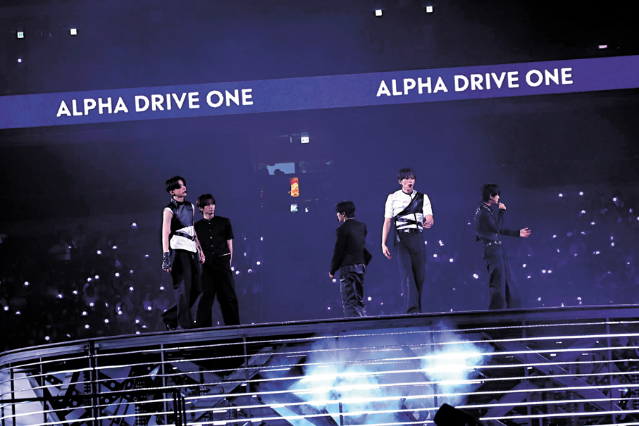 ●韓團ALPHA DRIVE ONE載歌載舞。香港文匯報記者孫嘉蔚 攝