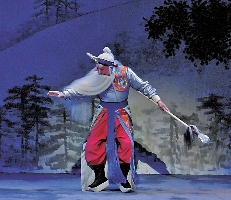 ●廖國森在《鐵馬銀婚》一劇中飾演大將軍張定邊，表演「白滿鬚」功。