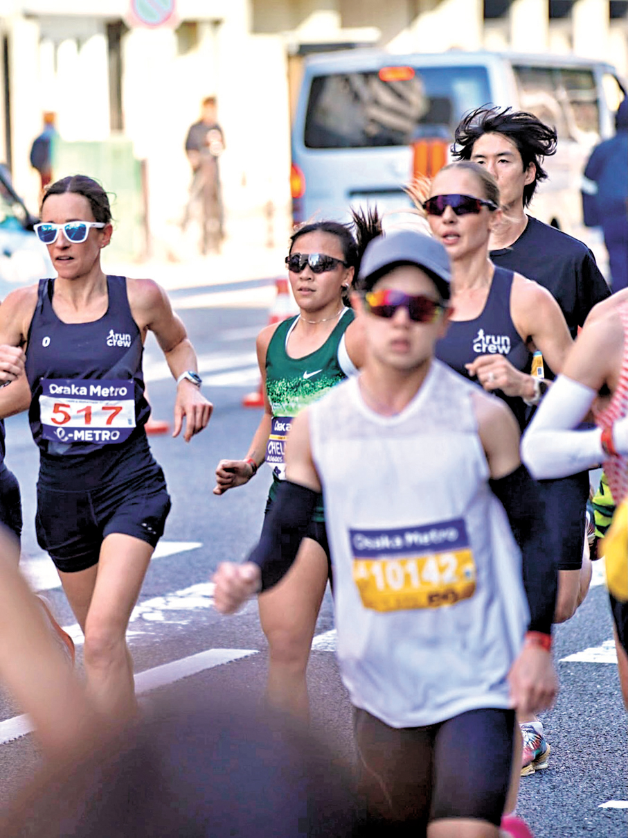 ●今年大阪馬拉松，黃卓寧（綠衫）突破自我跑出「sub240」。黃卓寧Ig圖片