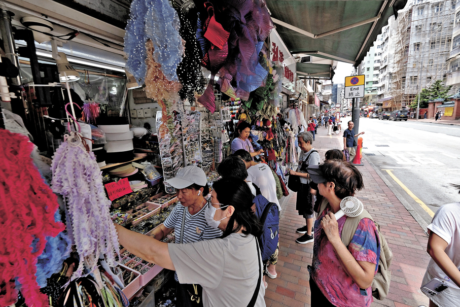 深水埗汝州街遍布珠飾店，多年來有「珠仔街」之稱。
