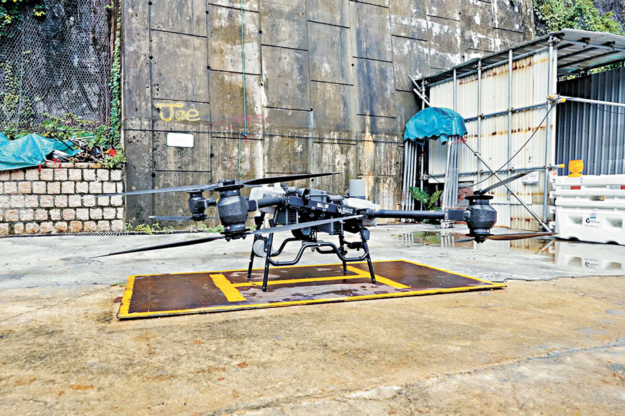 ●小型無人機每次可承載約60公斤工具與物料，提升工人職業安全健康水平的同時更能節省時間，縮短自然斜坡工程的工期。 發展局圖片