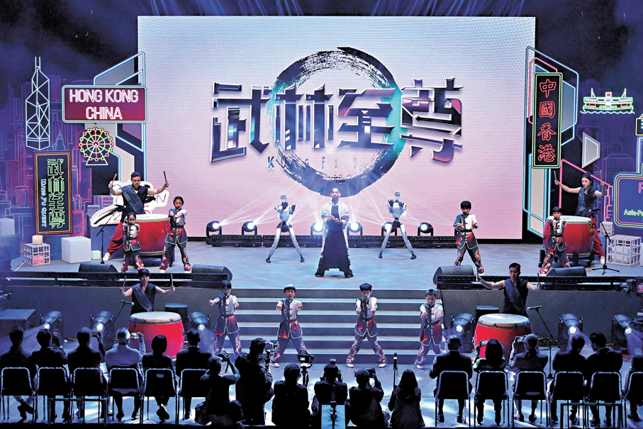 ●香港武術運動員等與機械人合作表演。 政府新聞處圖片