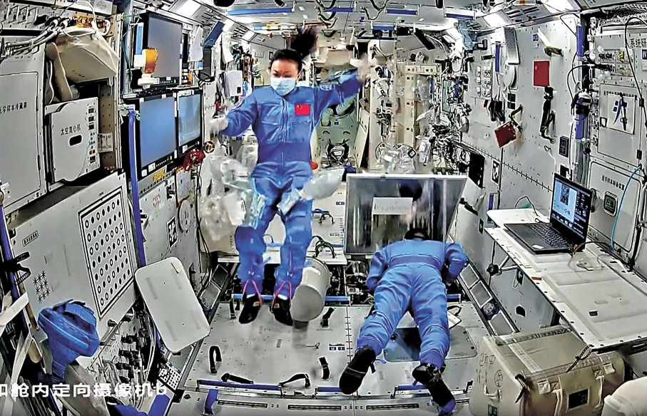 ●黎家盈在空間站「飛簷走壁」採集生物樣本，動作乾淨利落。