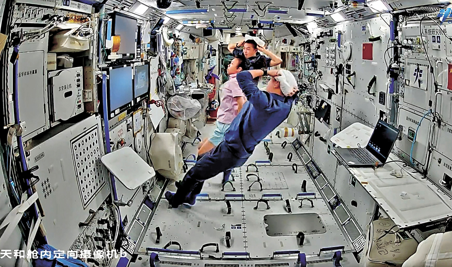 ●在軌將滿三個月，乘組航天員示範「太空洗頭」。