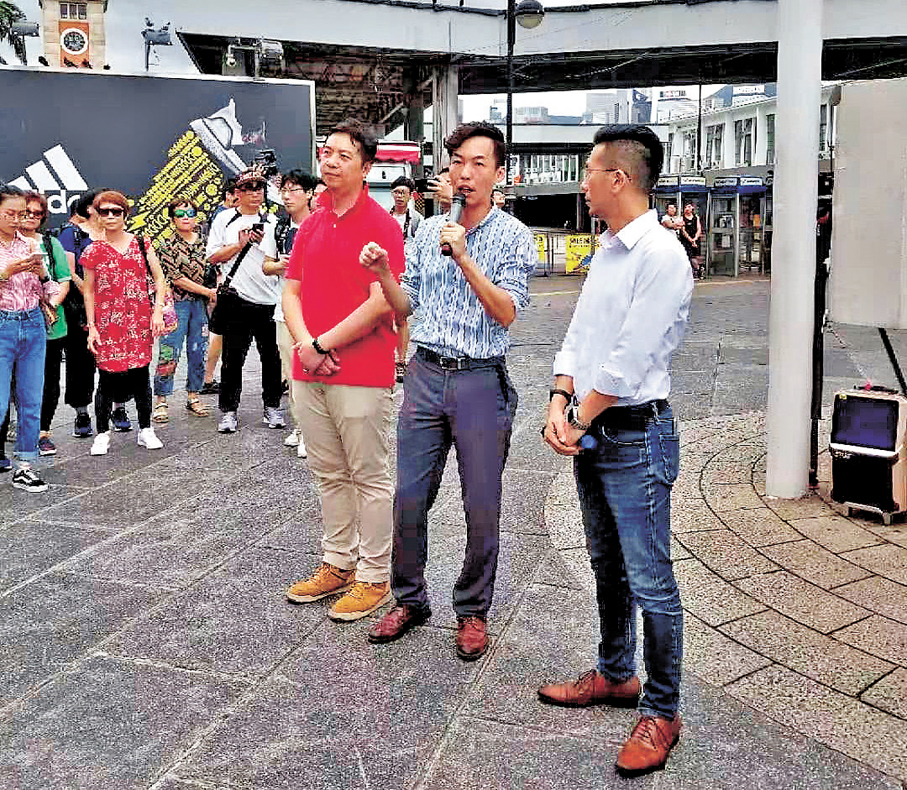 ●高松傑（右二）在修例風波期間，反對暴徒的破壞、暴力行為，高松傑公開表達愛國愛港立場。   受訪者供圖