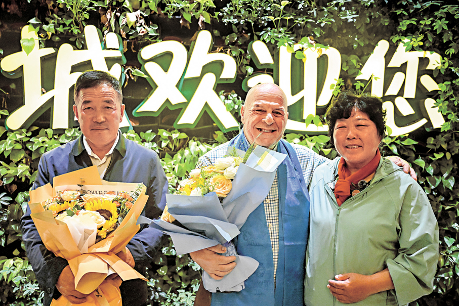 ●8月23日，在內蒙古鄂爾多斯伊金霍洛國際機場，「賽考斯」（中）和殷玉珍（右）、白萬祥（殷玉珍丈夫）合影。新華社