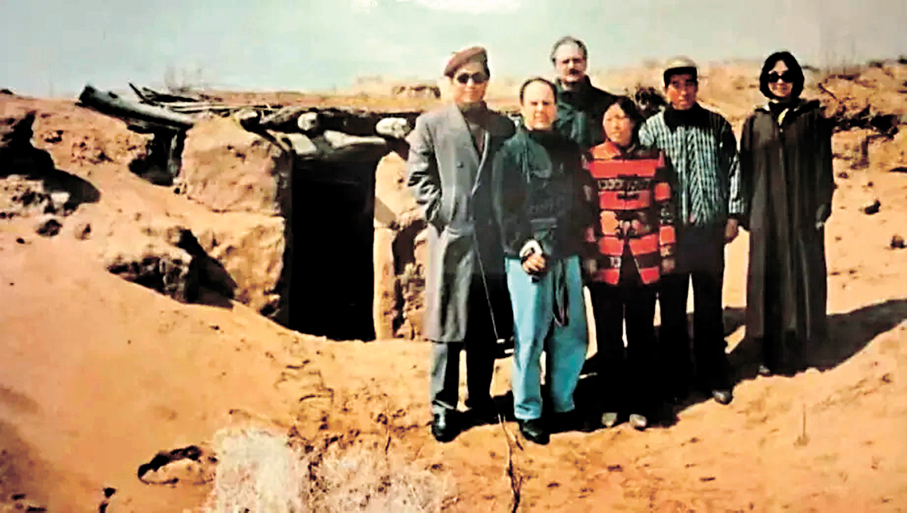●2000年，鄂爾多斯烏審旗，殷玉珍夫婦（右二、右三）、賽考斯（左二）合影留念。香港文匯報內蒙古傳真