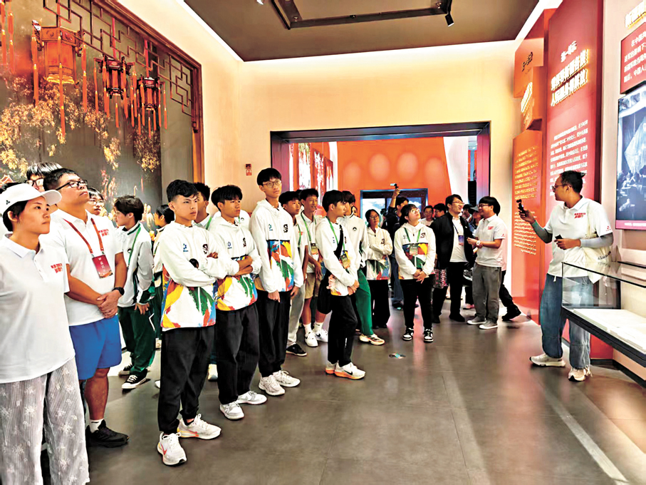 ●「粵港澳青少年新疆行」走進新疆維吾爾自治區成立70周年成就展。香港文匯報記者郭濤  攝