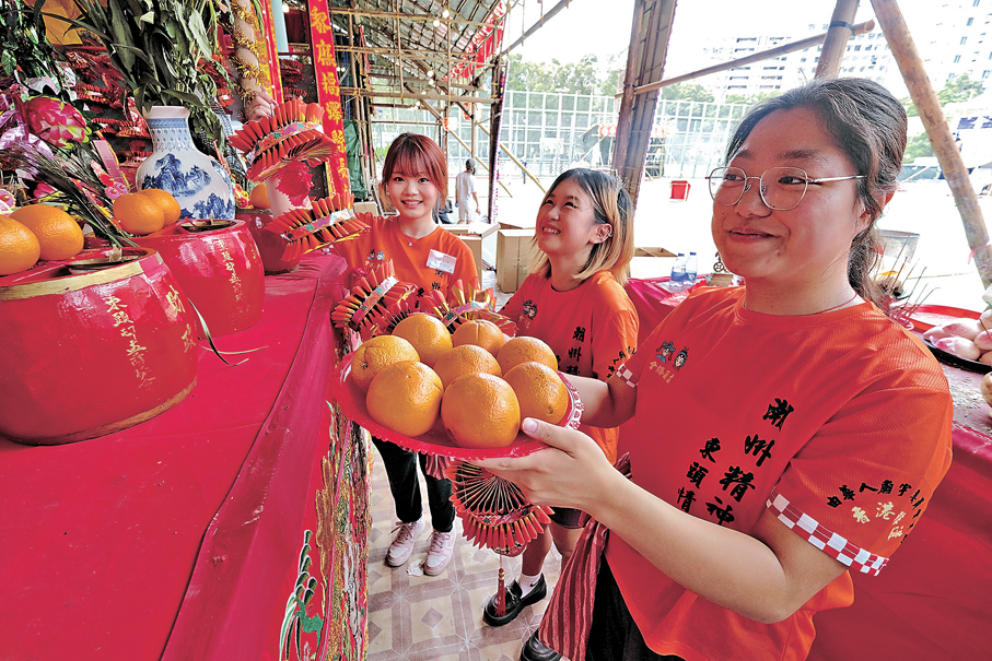●港生參與籌備傳統大型節慶活動。香港文匯報記者涂穴 攝