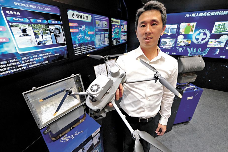 ●機電工程署陳裕祥介紹AI+無人機高位燈具檢測系統。 香港文匯報記者涂穴  攝