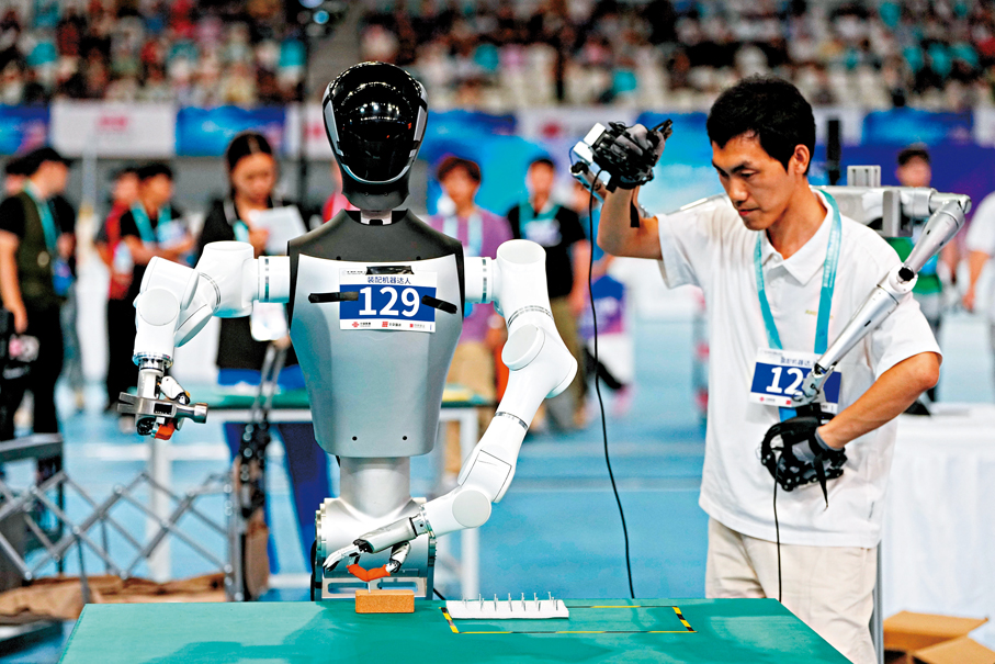 ●8月24日，裝配機器達人隊的機器人在靈巧手專項賽「釘釘固定」比賽中。新華社