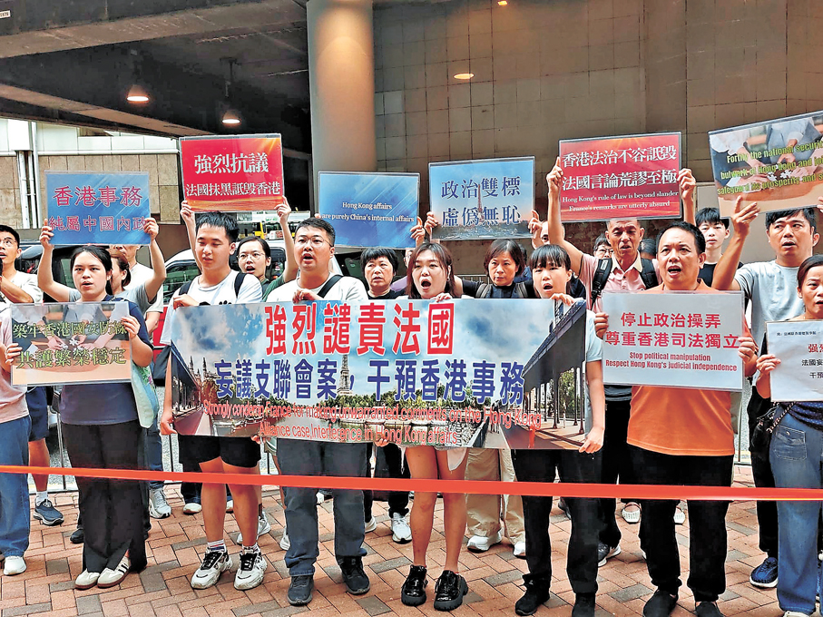 ●市民歐先生一行到法國駐香港總領事館外抗議。 受訪者供圖