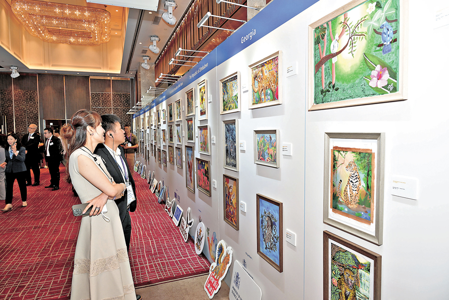 ●嘉賓欣賞展出畫作。 主辦方供圖