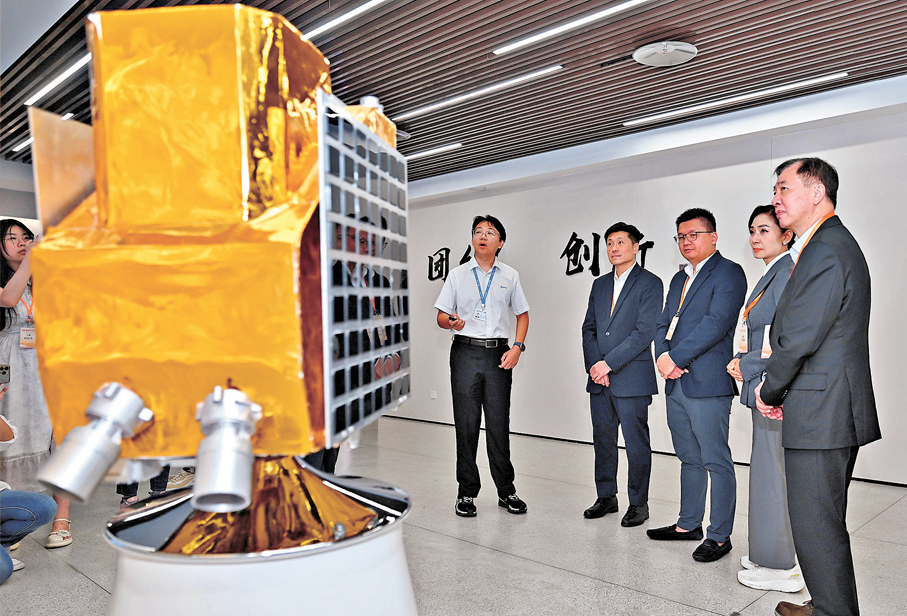 ●「愛國主義教育工作小組」海南航天科技考察團到訪海南長光衛星信息技術有限公司，了解國家衛星產業的發展。 政府新聞處圖片