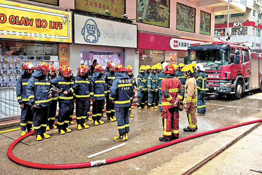 ●來港交流培訓的廣東及澳門消防員在火警中實地觀摩香港消防員的滅火工作。   香港消防處Fb圖片