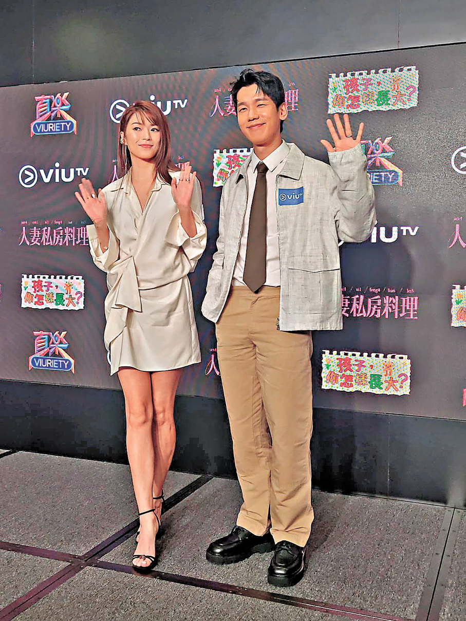 ●連詩雅、林奕匡赴星韓體驗當地小朋友上課模式。 香港文匯報記者梁靜儀 攝