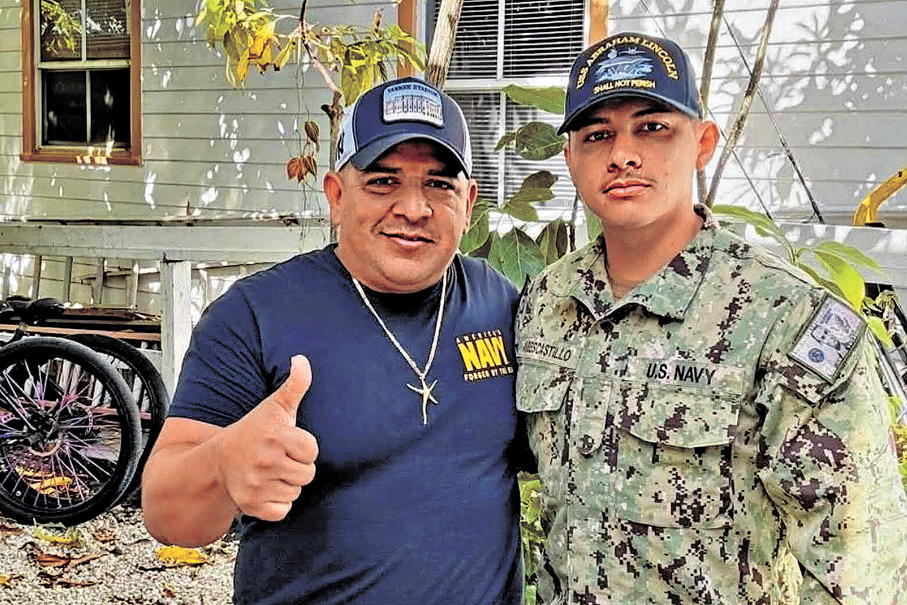 ●喬舒亞（右）與父親阿維萊斯。 美聯社
