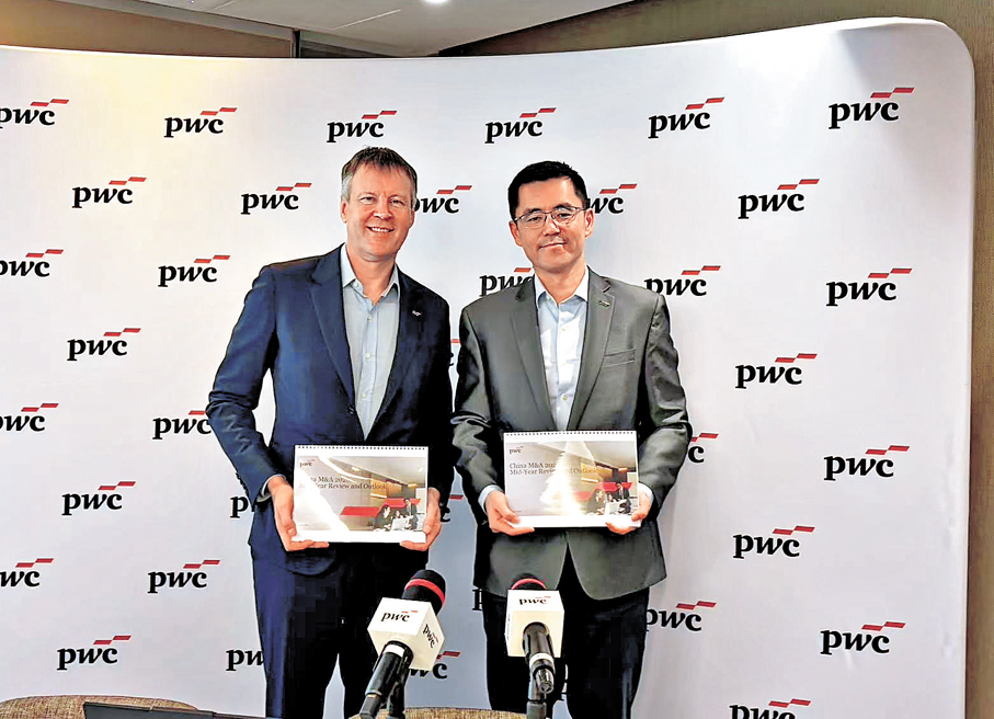 ●梅樑（右）預期下半年中國併購市場續強勁。旁為Matthew Phillips。 香港文匯報記者孫曉旭  攝
