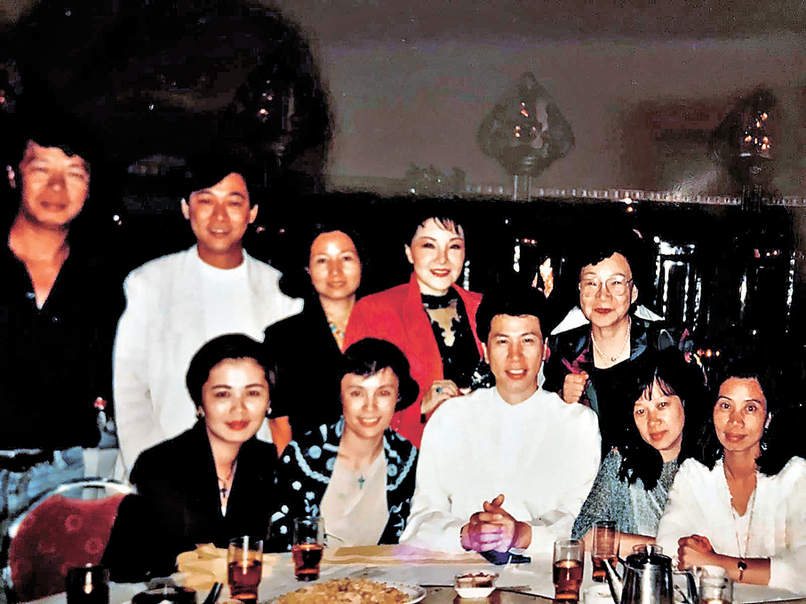 ●前排中間的是白馬王子鮑立，後排右一、二是吳鶯音、楊燕，在海城演出完與大家合照。 作者供圖