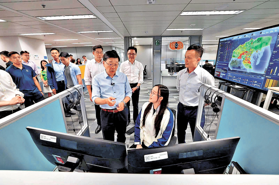 ●李家超昨日到1823聯絡中心了解應用AI科技處理市民查詢和求助投訴。李家超Fb圖片