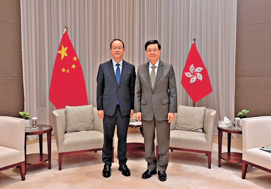 ●李家超與北京大學黨委書記何光彩會面，就推動香港與內地高等教育合作、培育國際人才及加強科研協作等議題交流意見。李家超Fb圖片