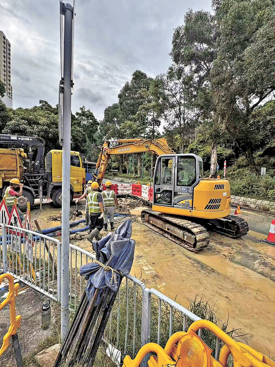 ●屯門青山公路近屯利街地底食水管多次滲漏。 立法會議員周浩鼎Fb圖片