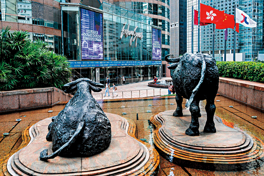 ●香港證監會指出，香港持續鞏固作為中國資產國際門戶的優勢，未來，香港將持續深化內地與全球市場之間的聯繫。圖為交易廣場。 資料圖片