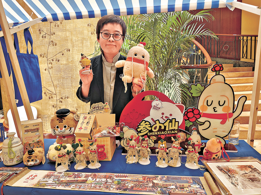 ●吉林省愛未來文創集團董事長史爽介紹企業產品。 香港文匯報記者盧冶  攝