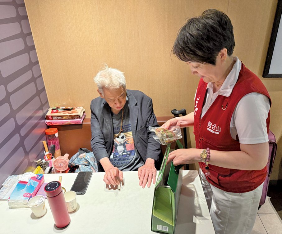 ●2026年6月，李莉於端午節探訪露宿長者，親手送上粽子。