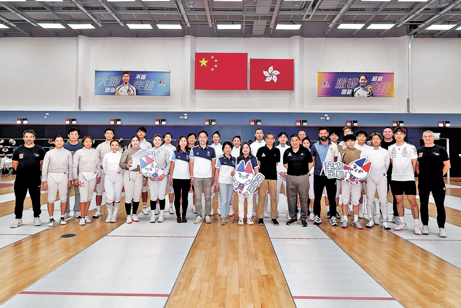 ●羅淑佩到劍擊館，探望劍擊隊港將。 體院供圖