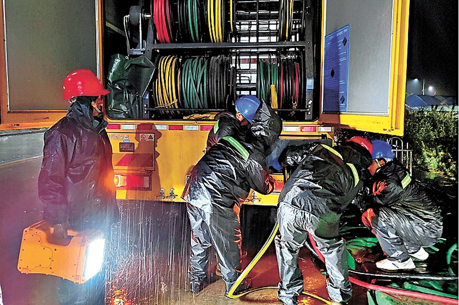 ●國網西藏電力應急保電人員在吉隆鎮災區冒雨連夜開展中壓發電車接入工作。 國家電網供圖