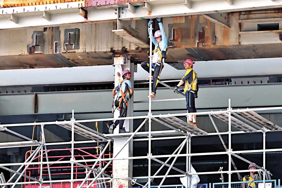 ●勞工處以香港暑熱指數達30為門檻起點，目標是避免工人在酷熱環境工作時，體內核心溫度超過攝氏38度，防止中暑。香港文匯報記者萬霜靈  攝
