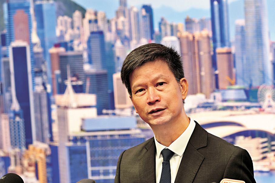 ●勞工處處長許澤森簡介優化版工作暑熱警告系統。香港文匯報記者萬霜靈 攝